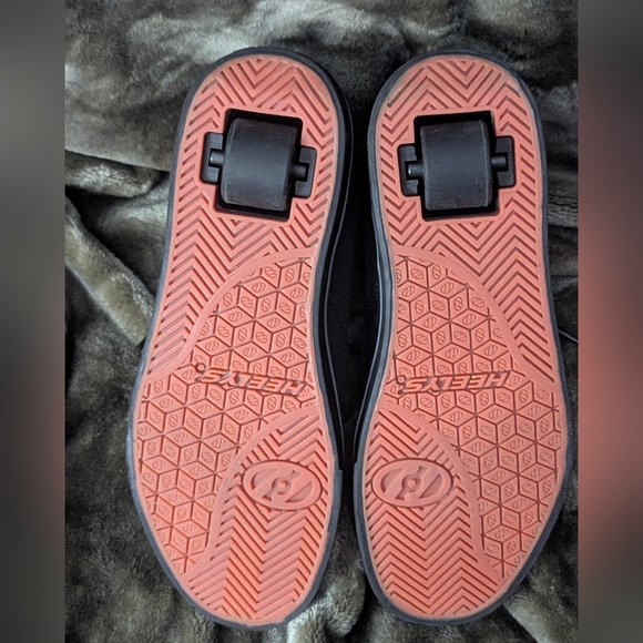 Heelys Black Canvas Sneakers like New condition,Youth 6 rollers - Picture 2 of 7